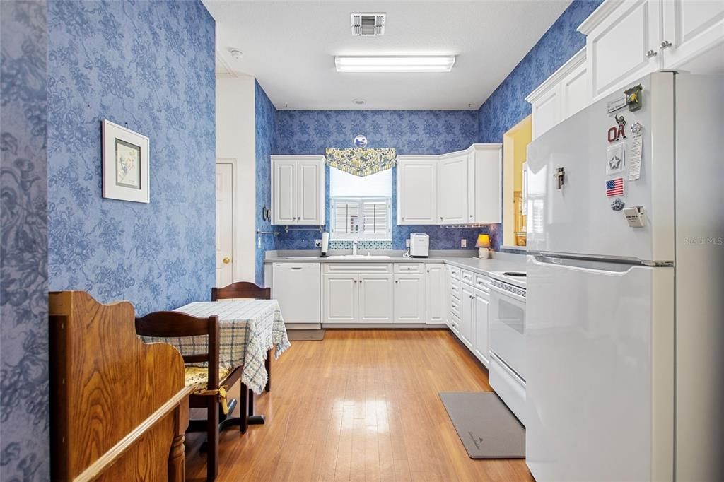 For Sale: $310,000 (1 beds, 1 baths, 1211 Square Feet)