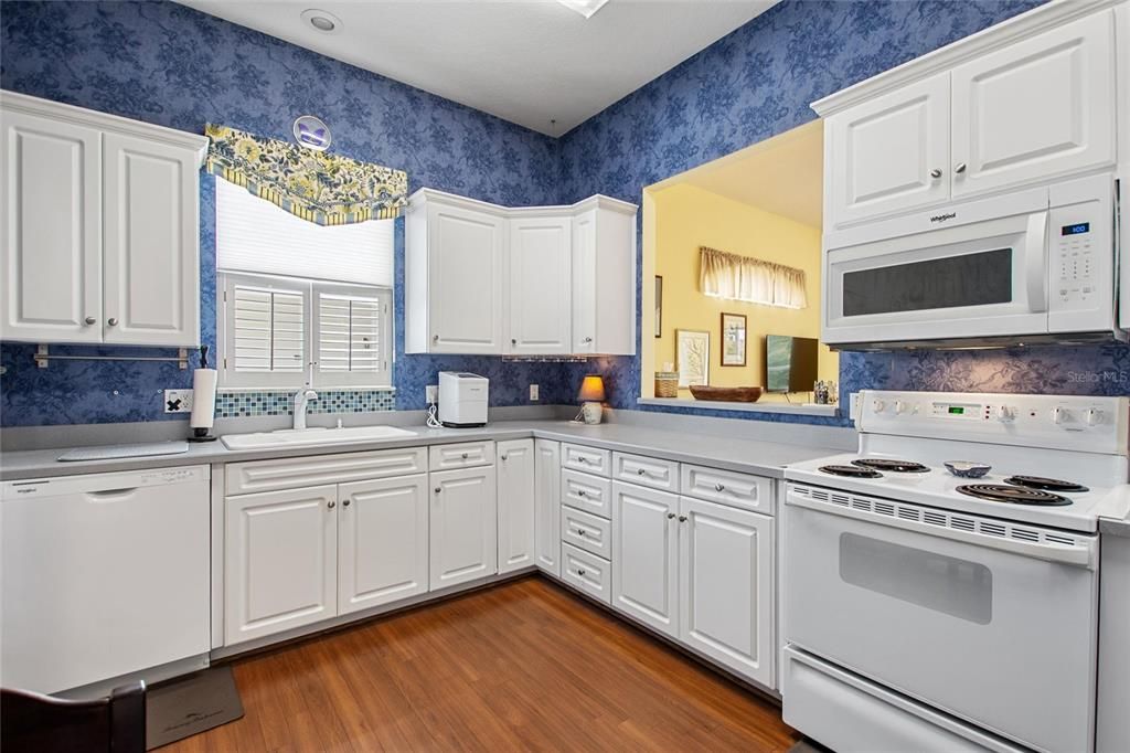 For Sale: $310,000 (1 beds, 1 baths, 1211 Square Feet)