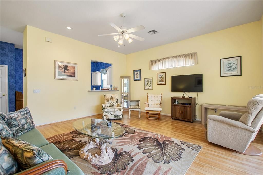 For Sale: $310,000 (1 beds, 1 baths, 1211 Square Feet)