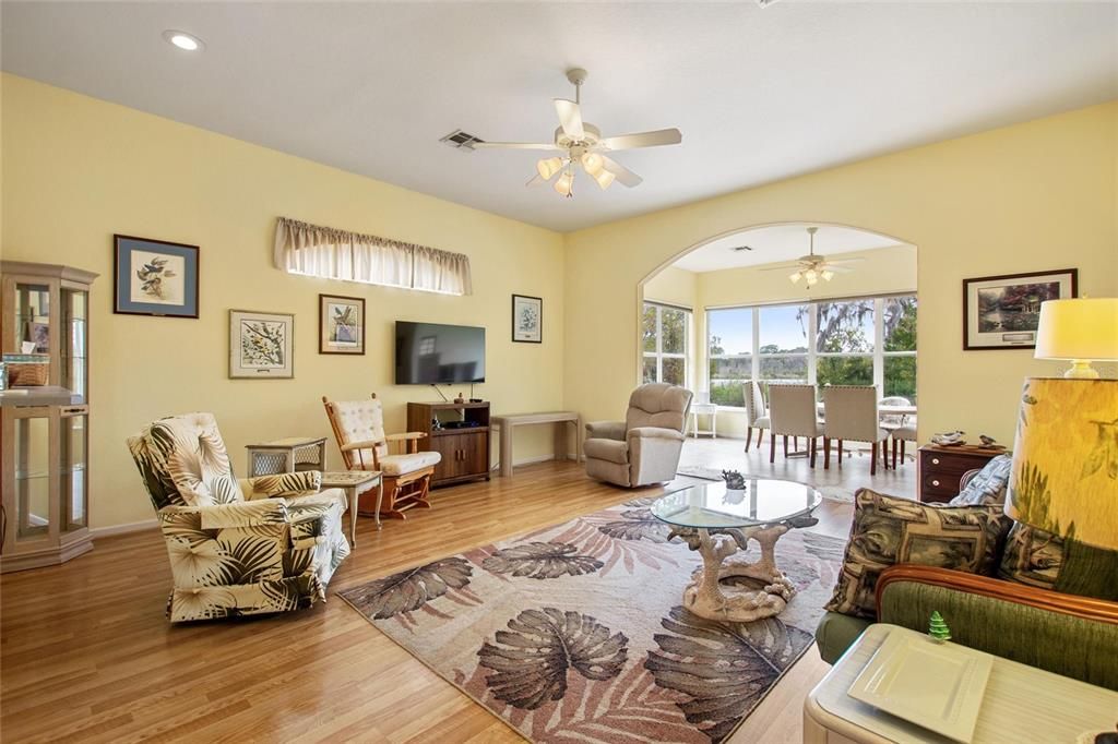 For Sale: $310,000 (1 beds, 1 baths, 1211 Square Feet)