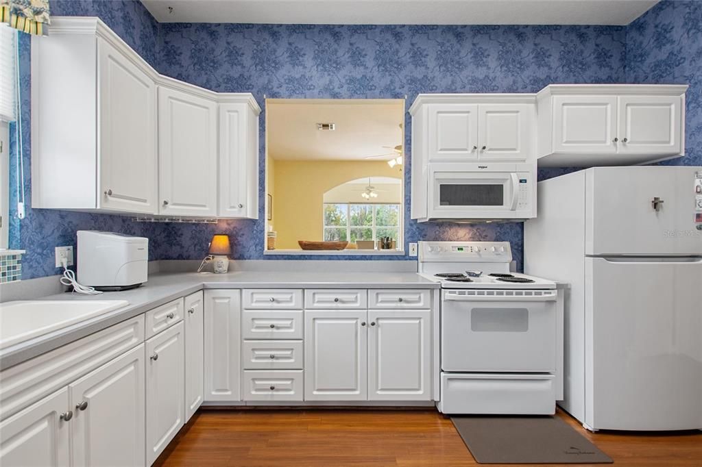 For Sale: $310,000 (1 beds, 1 baths, 1211 Square Feet)