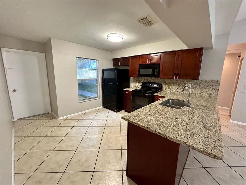 В аренду: $2,098 (4 спален, 2 ванн, 1263 Квадратных фут)