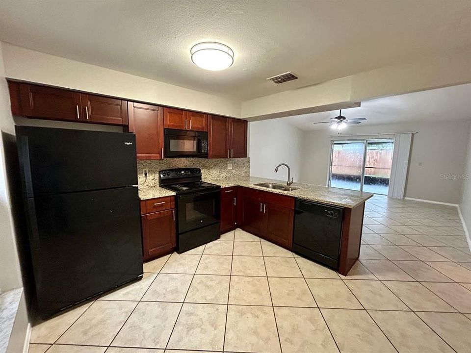 В аренду: $2,098 (4 спален, 2 ванн, 1263 Квадратных фут)