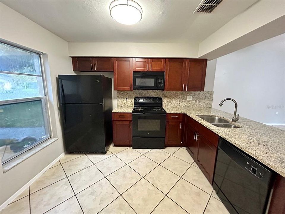 В аренду: $2,098 (4 спален, 2 ванн, 1263 Квадратных фут)