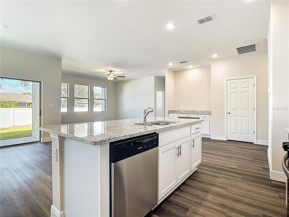 For Sale: $299,900 (3 beds, 2 baths, 1572 Square Feet)