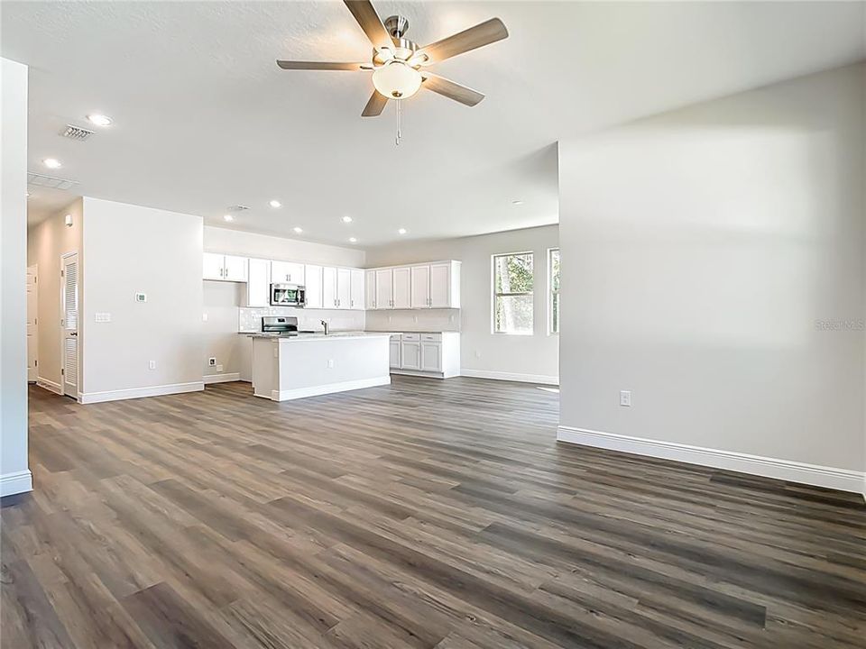 For Sale: $299,900 (3 beds, 2 baths, 1572 Square Feet)