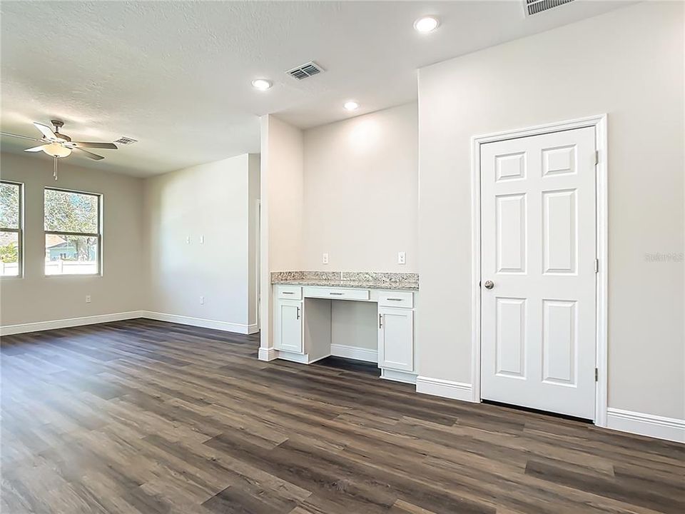 For Sale: $299,900 (3 beds, 2 baths, 1572 Square Feet)