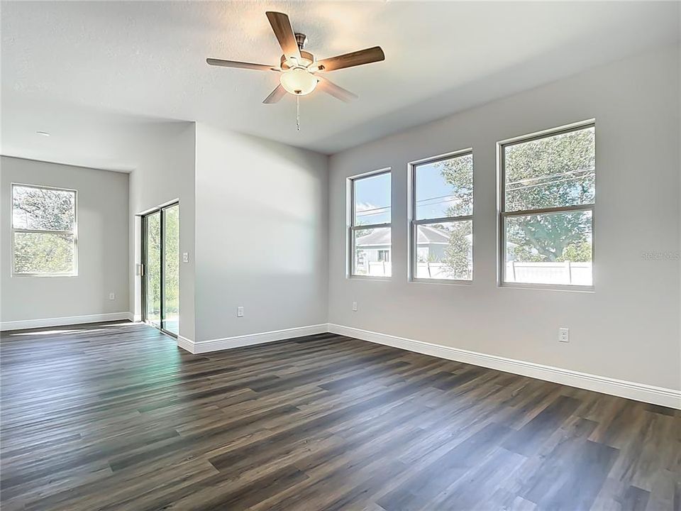 For Sale: $299,900 (3 beds, 2 baths, 1572 Square Feet)