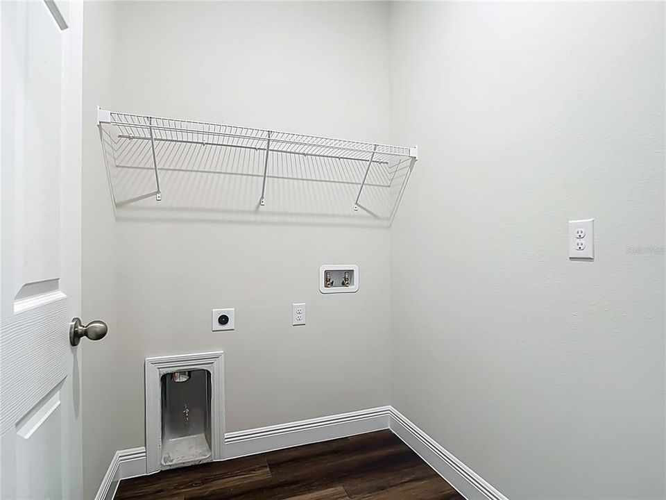 For Sale: $299,900 (3 beds, 2 baths, 1572 Square Feet)