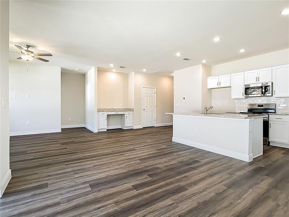 For Sale: $299,900 (3 beds, 2 baths, 1572 Square Feet)