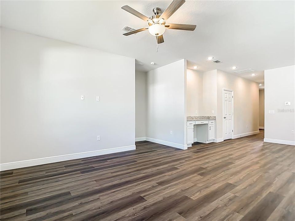 For Sale: $299,900 (3 beds, 2 baths, 1572 Square Feet)