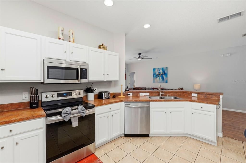 На продажу: $425,000 (4 спален, 3 ванн, 1638 Квадратных фут)