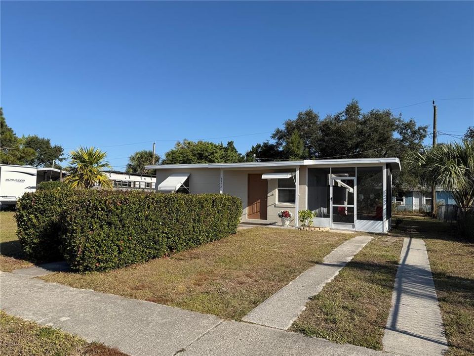 For Sale: $144,500 (2 beds, 1 baths, 645 Square Feet)