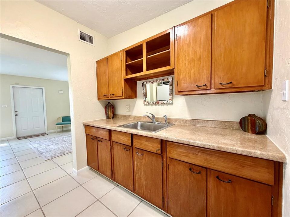 For Sale: $144,500 (2 beds, 1 baths, 645 Square Feet)