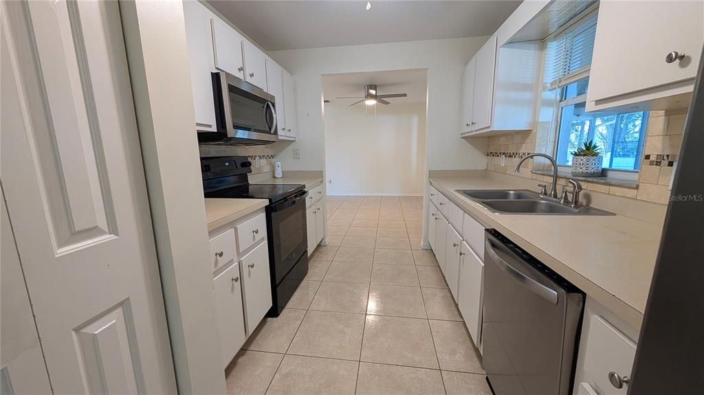 На продажу: $250,000 (3 спален, 2 ванн, 1246 Квадратных фут)