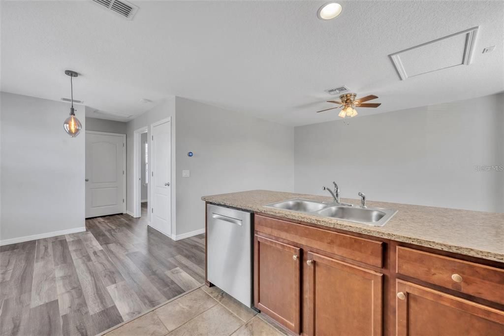 For Rent: $1,800 (1 beds, 1 baths, 662 Square Feet)