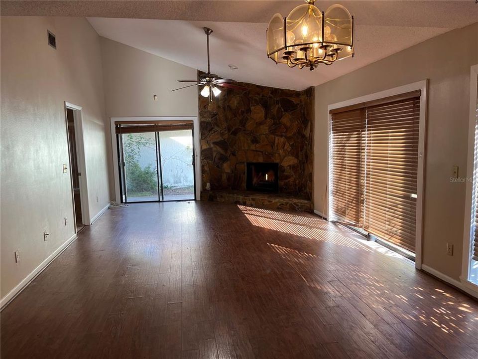 For Rent: $1,900 (2 beds, 2 baths, 1375 Square Feet)