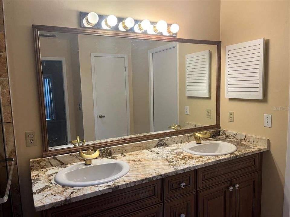 For Rent: $1,900 (2 beds, 2 baths, 1375 Square Feet)