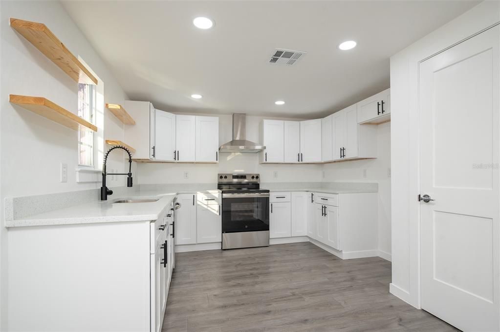 For Sale: $345,000 (3 beds, 2 baths, 1200 Square Feet)