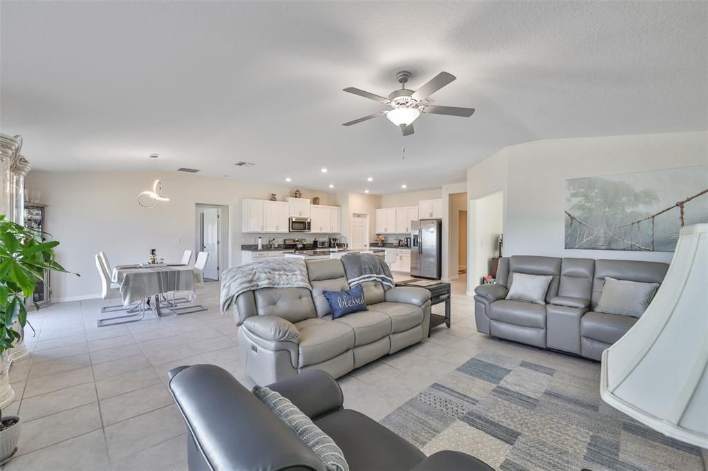 待售: $430,000 (4 贝兹, 3 浴室, 2557 平方英尺)