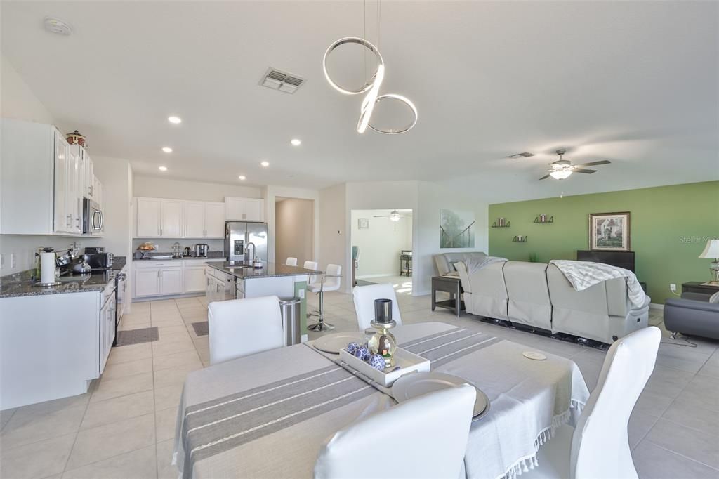 待售: $430,000 (4 贝兹, 3 浴室, 2557 平方英尺)