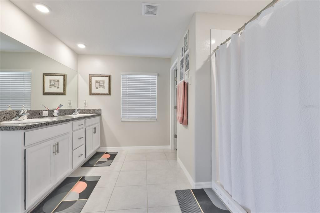 待售: $430,000 (4 贝兹, 3 浴室, 2557 平方英尺)