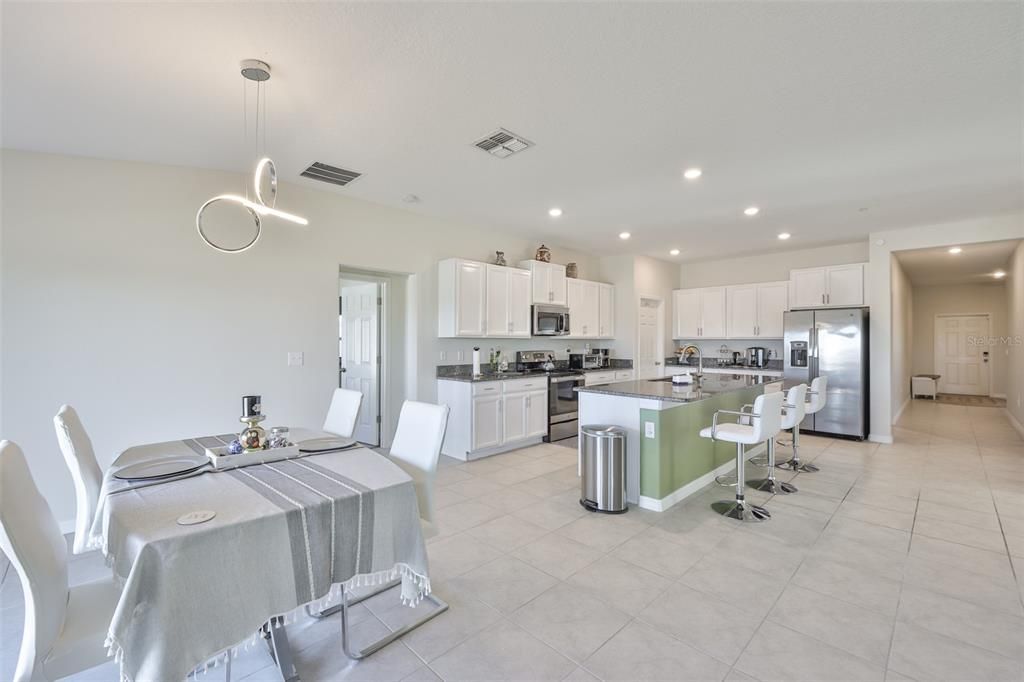 待售: $430,000 (4 贝兹, 3 浴室, 2557 平方英尺)