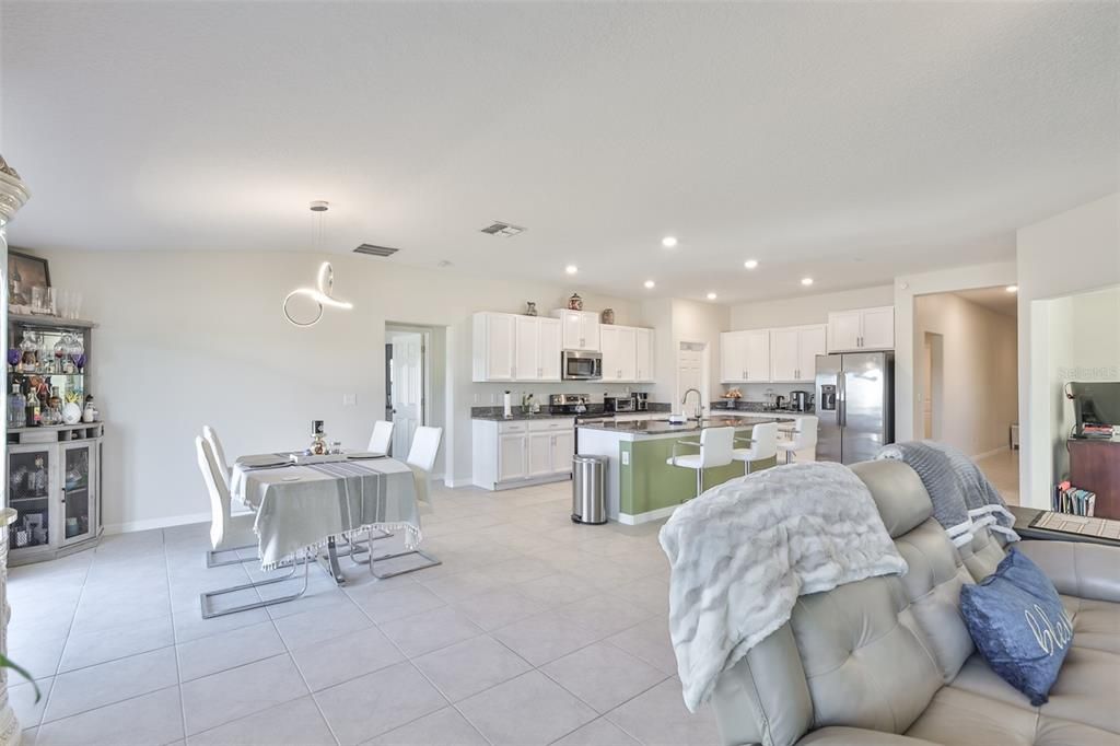 待售: $430,000 (4 贝兹, 3 浴室, 2557 平方英尺)