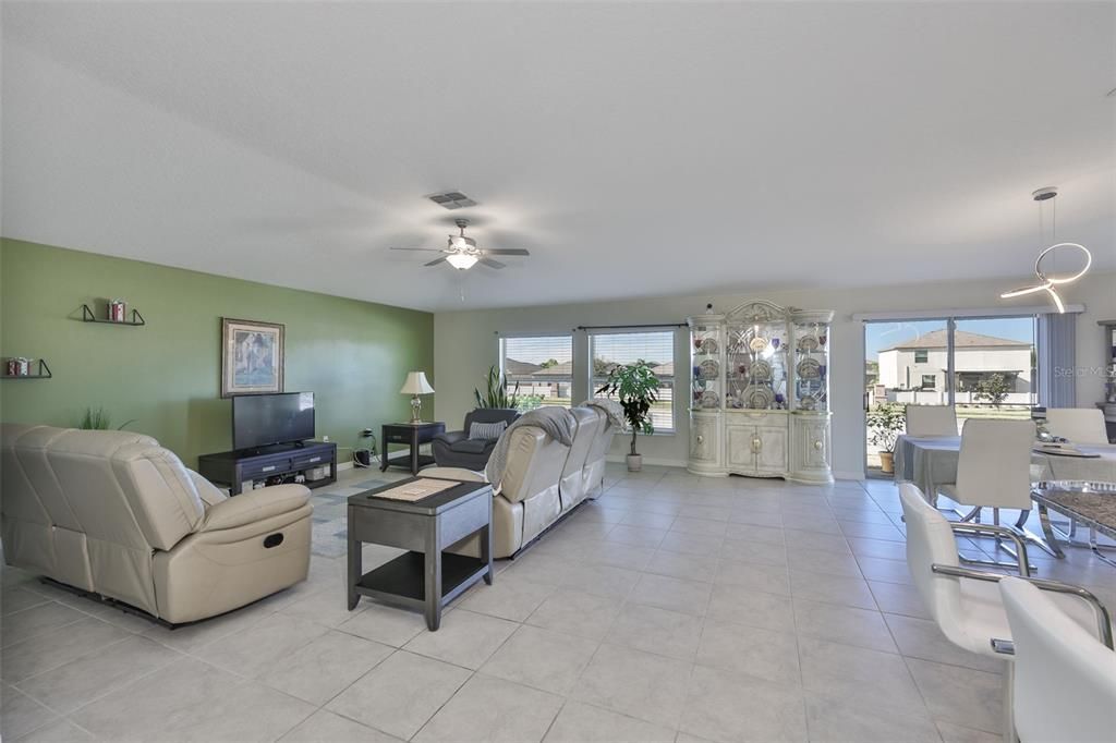 待售: $430,000 (4 贝兹, 3 浴室, 2557 平方英尺)