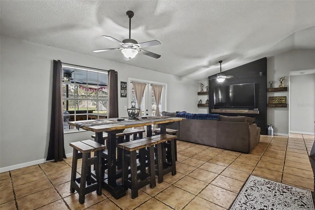 На продажу: $299,000 (3 спален, 2 ванн, 1269 Квадратных фут)