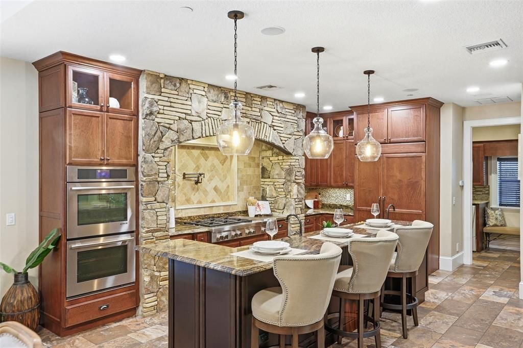 En Venta: $2,285,000 (6 camas, 4 baños, 5513 Pies cuadrados)