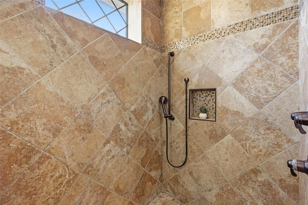 En Venta: $2,285,000 (6 camas, 4 baños, 5513 Pies cuadrados)