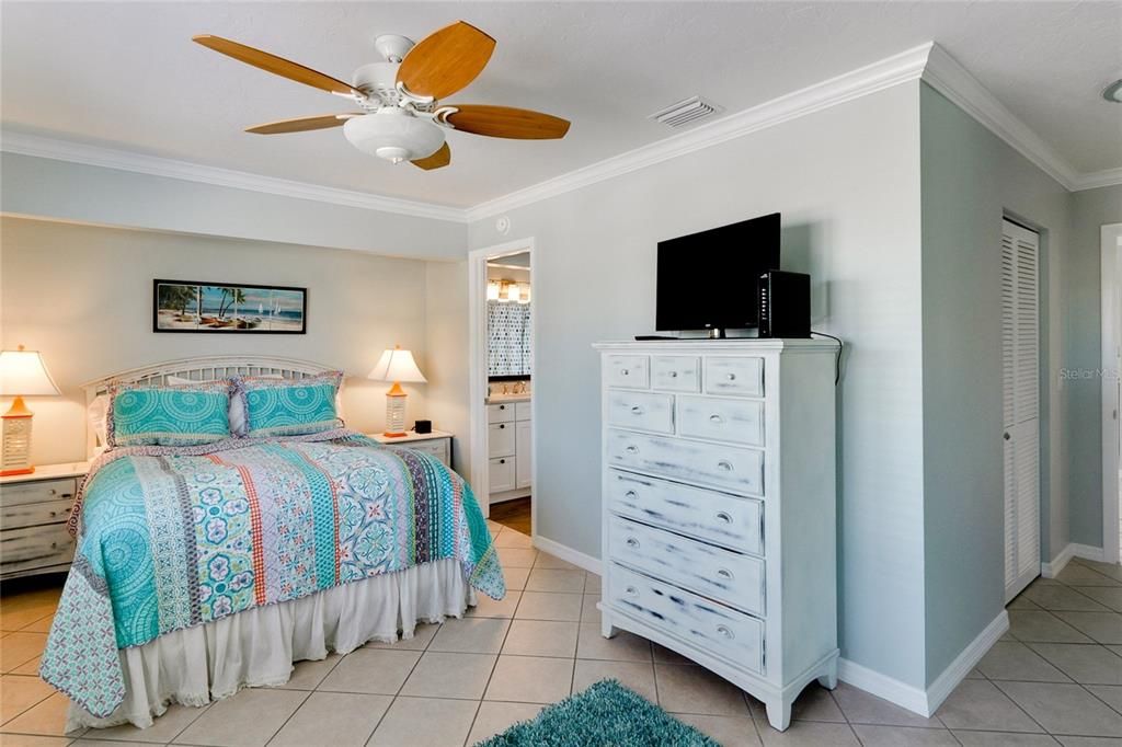 For Sale: $1,799,000 (2 beds, 2 baths, 1480 Square Feet)