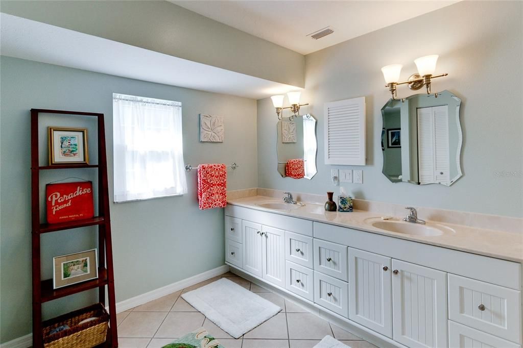 For Sale: $1,799,000 (2 beds, 2 baths, 1480 Square Feet)