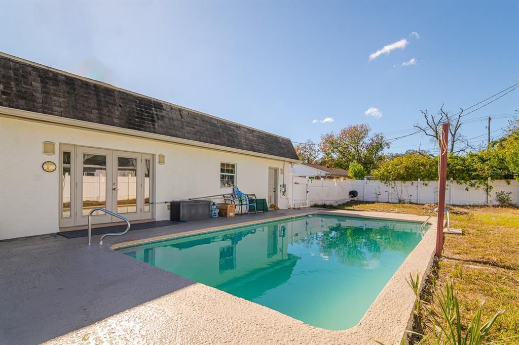 For Sale: $399,999 (3 beds, 2 baths, 1981 Square Feet)