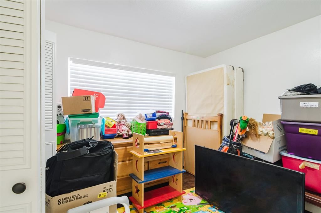 For Sale: $399,999 (3 beds, 2 baths, 1981 Square Feet)