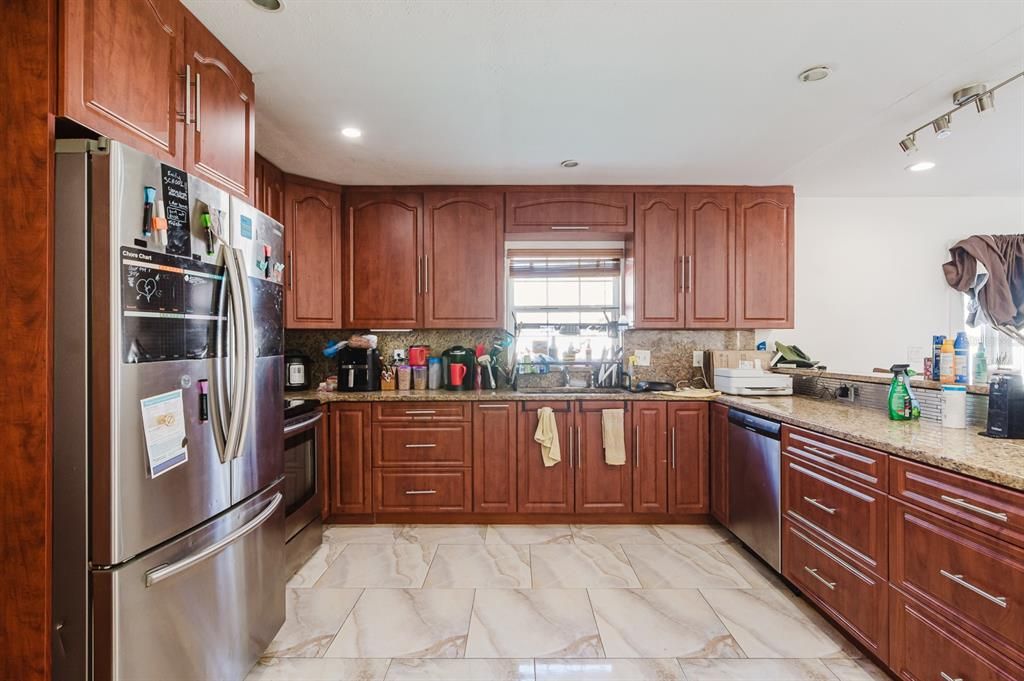 For Sale: $399,999 (3 beds, 2 baths, 1981 Square Feet)