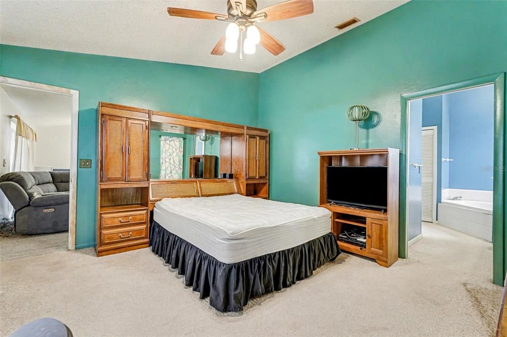 For Sale: $320,000 (3 beds, 2 baths, 2313 Square Feet)