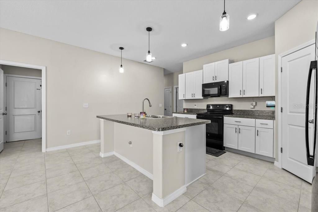 For Rent: $2,300 (4 beds, 2 baths, 1842 Square Feet)