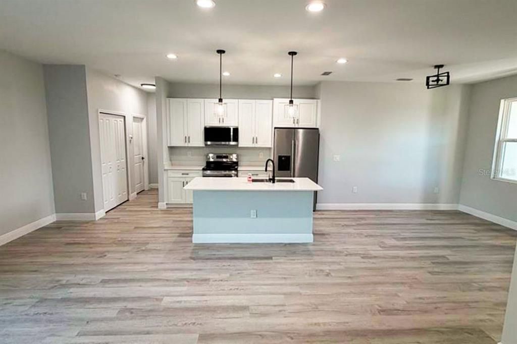 En Venta: $294,700 (4 camas, 2 baños, 1636 Pies cuadrados)