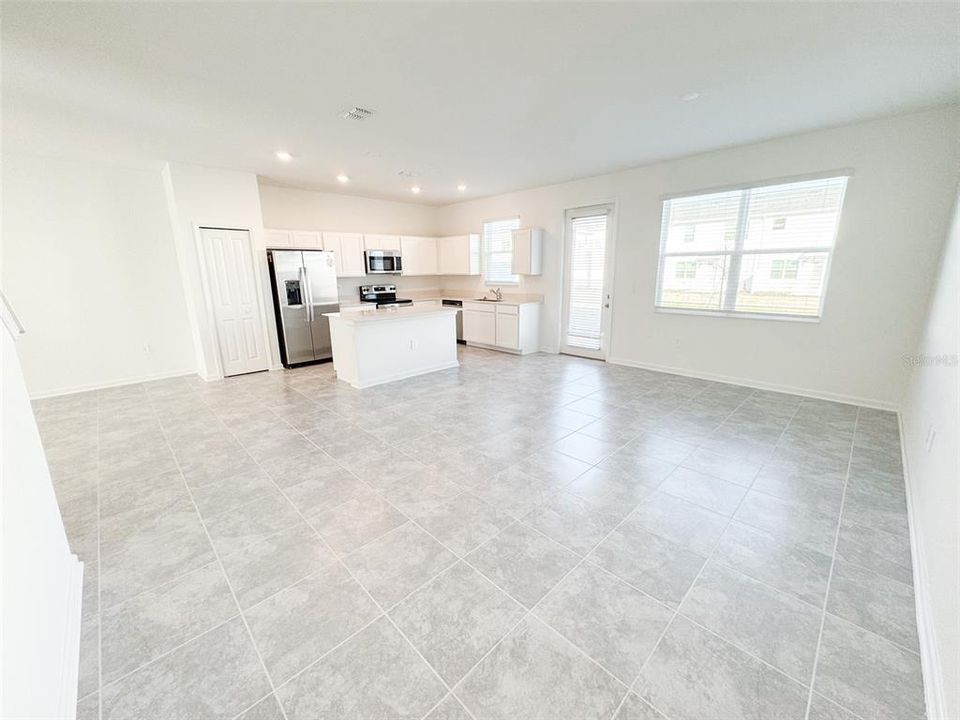 For Rent: $2,380 (4 beds, 3 baths, 1954 Square Feet)