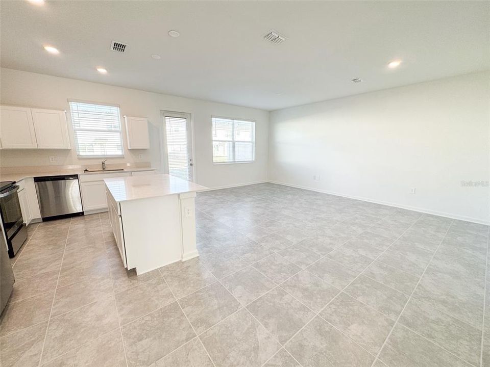 For Rent: $2,380 (4 beds, 3 baths, 1954 Square Feet)