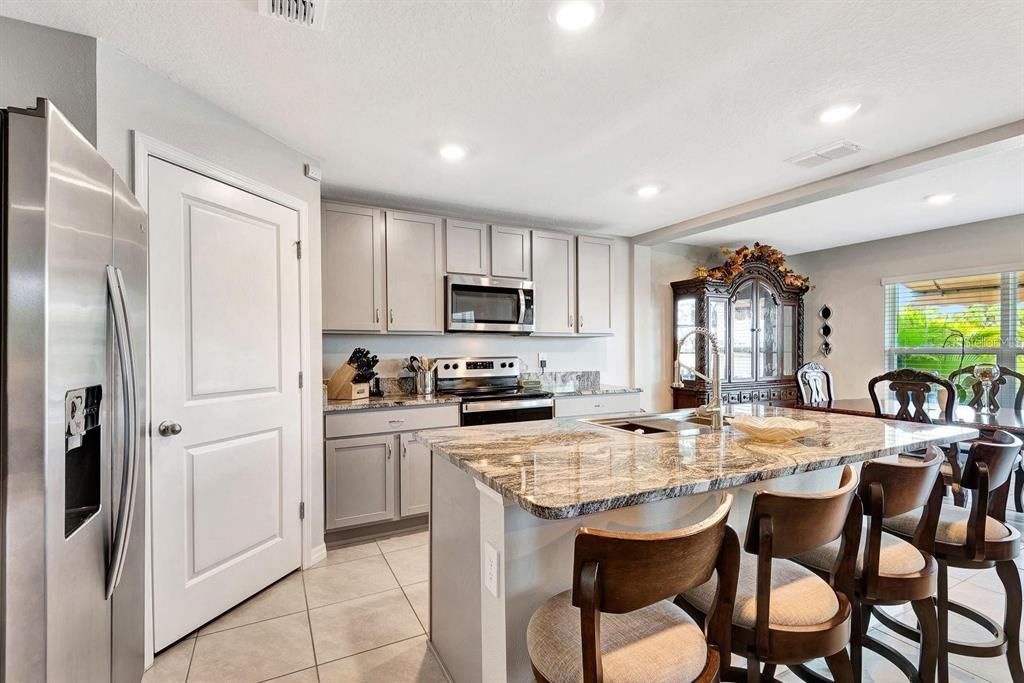 For Rent: $2,800 (3 beds, 2 baths, 1960 Square Feet)