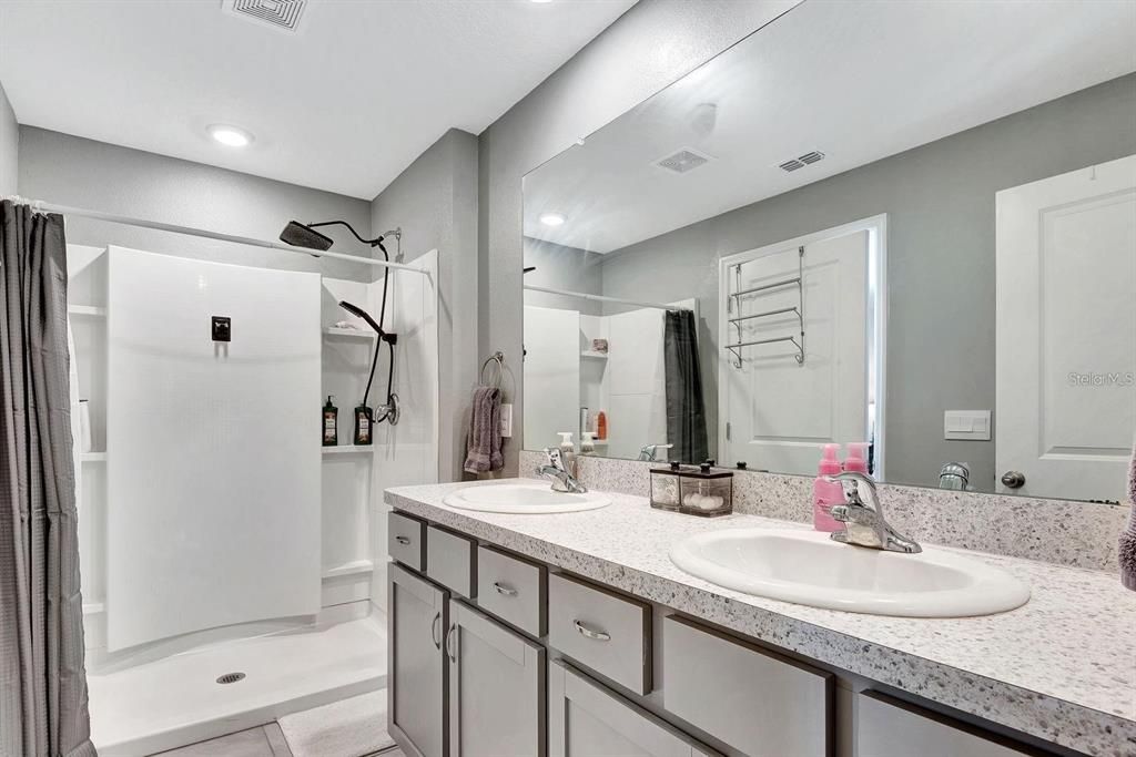 For Rent: $2,800 (3 beds, 2 baths, 1960 Square Feet)