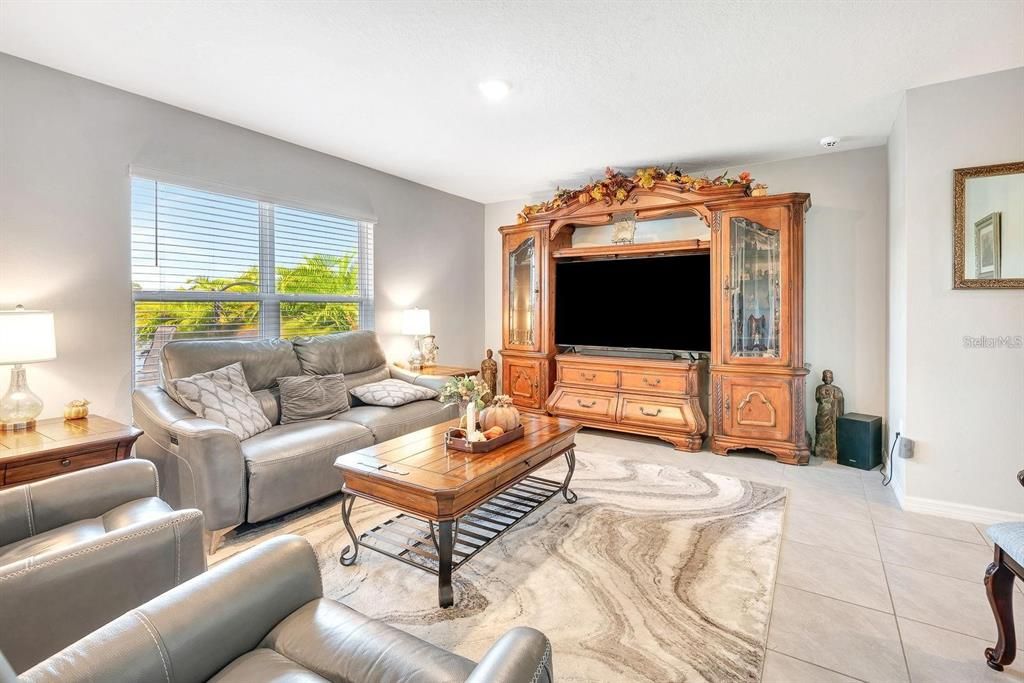 For Rent: $2,800 (3 beds, 2 baths, 1960 Square Feet)