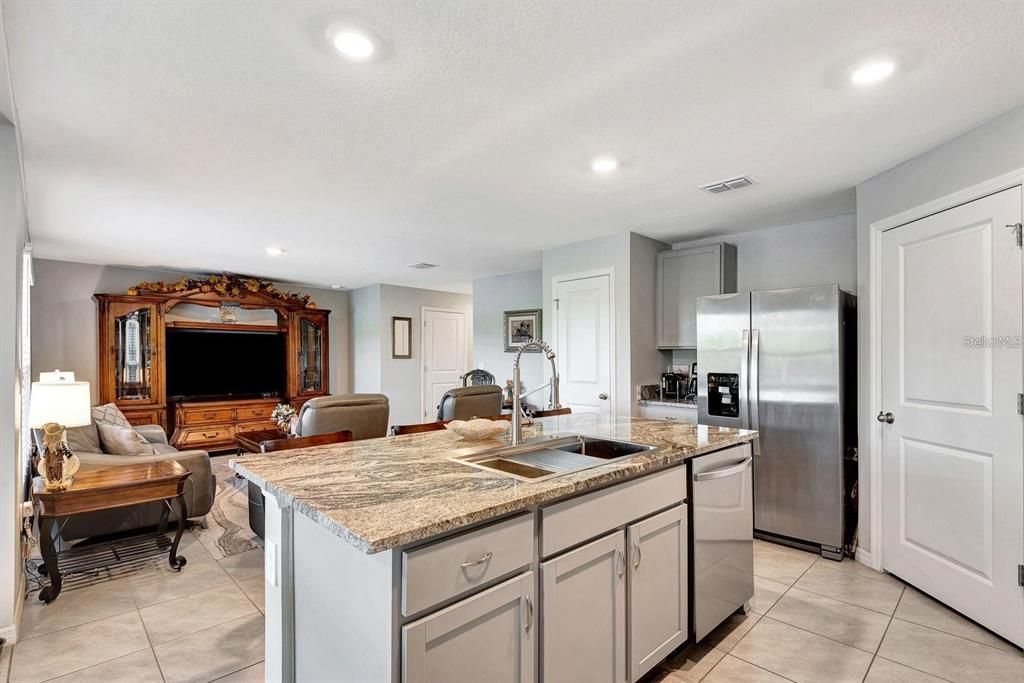 For Rent: $2,800 (3 beds, 2 baths, 1960 Square Feet)