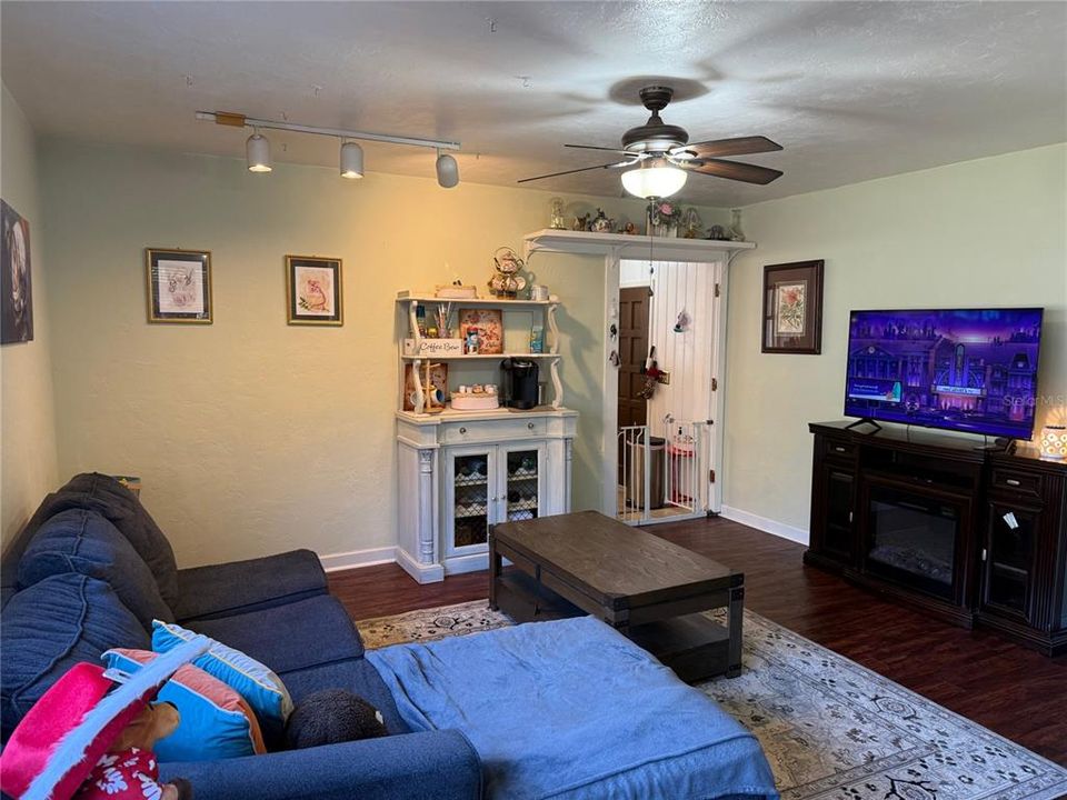 待售: $260,000 (3 贝兹, 2 浴室, 1304 平方英尺)