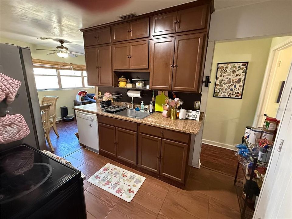 待售: $260,000 (3 贝兹, 2 浴室, 1304 平方英尺)