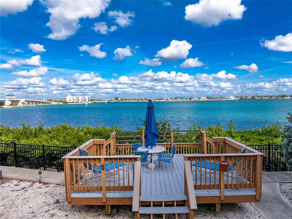 For Sale: $599,900 (2 beds, 3 baths, 1217 Square Feet)