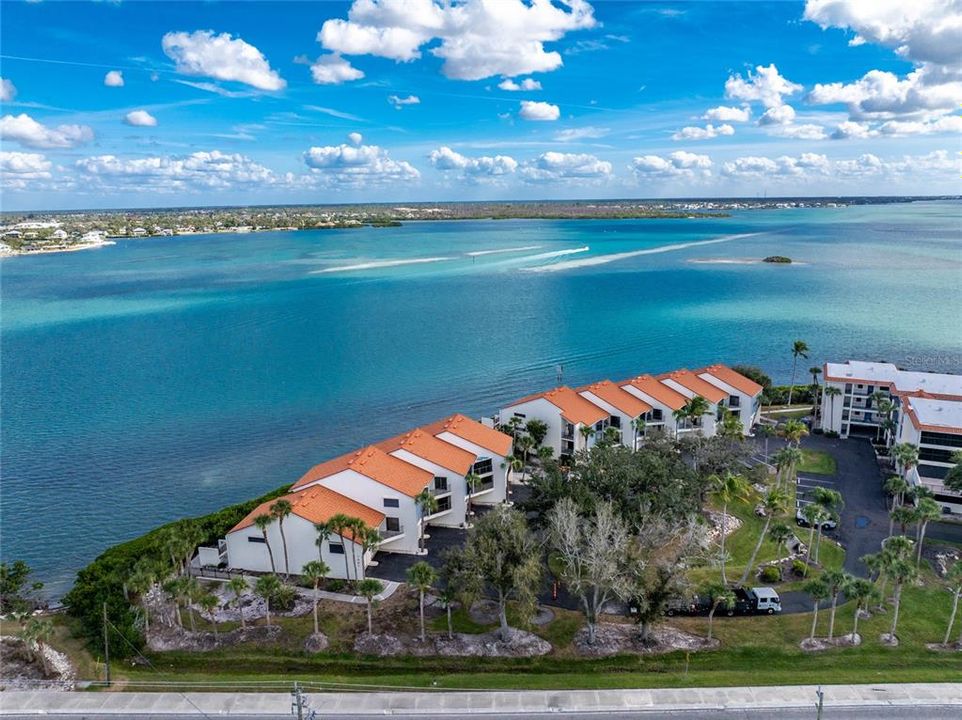 For Sale: $599,900 (2 beds, 3 baths, 1217 Square Feet)